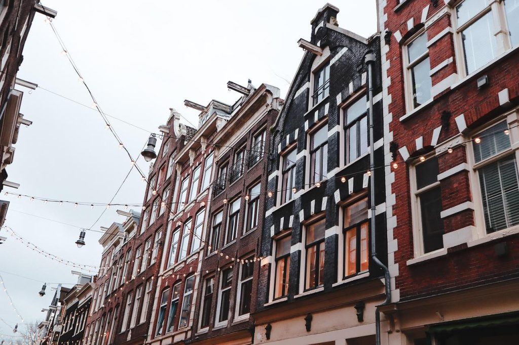 Sloopauto verkopen Amsterdam - professionele opkoper handelt snel en efficiënt af met vrijwaringsbewijs