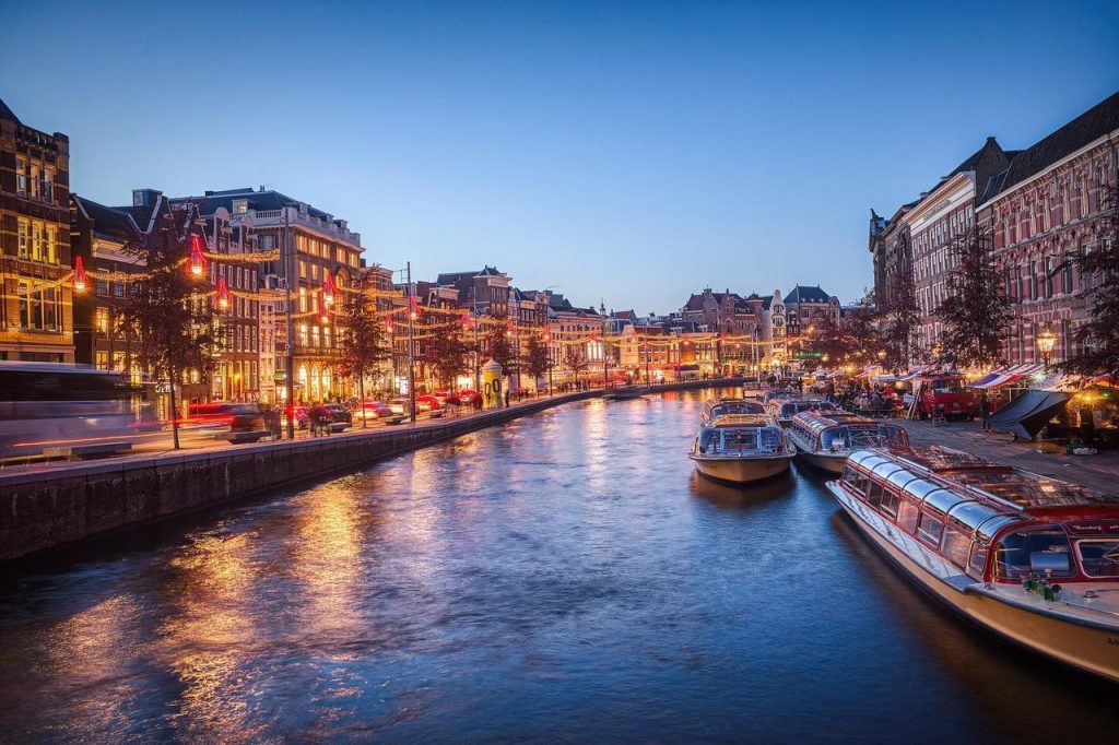 Grachtenrondvaart Amsterdam met zicht op karakteristieke grachtenpanden en bruggen bij Smidtje Canal Cruises