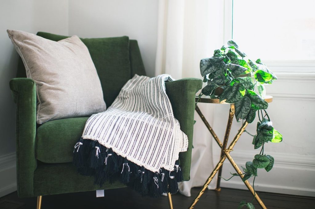 Rustig interieur met zacht blauw en aardetinten, minimalistische inrichting die een oase van rust creëert